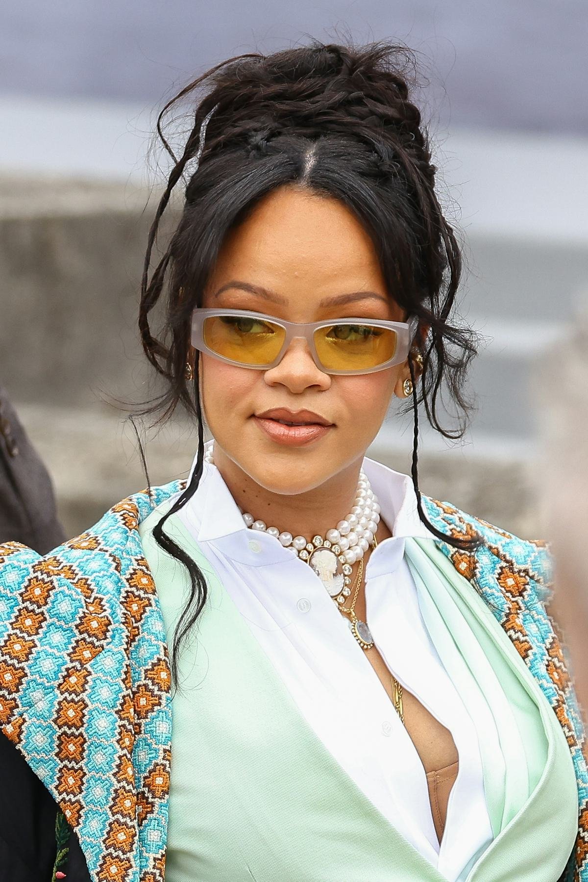 Rihanna Dons Bleached Brows For 'Elle''s Latest Cover